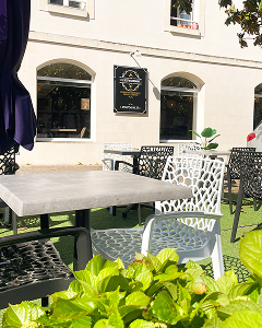 Terrasse du restaurant Le Rest'O Gourmand à Ballan-Miré, façade et tables extérieures