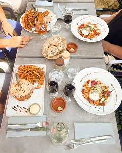Plats faits maison en terrasse : burger, frites et plats gourmands