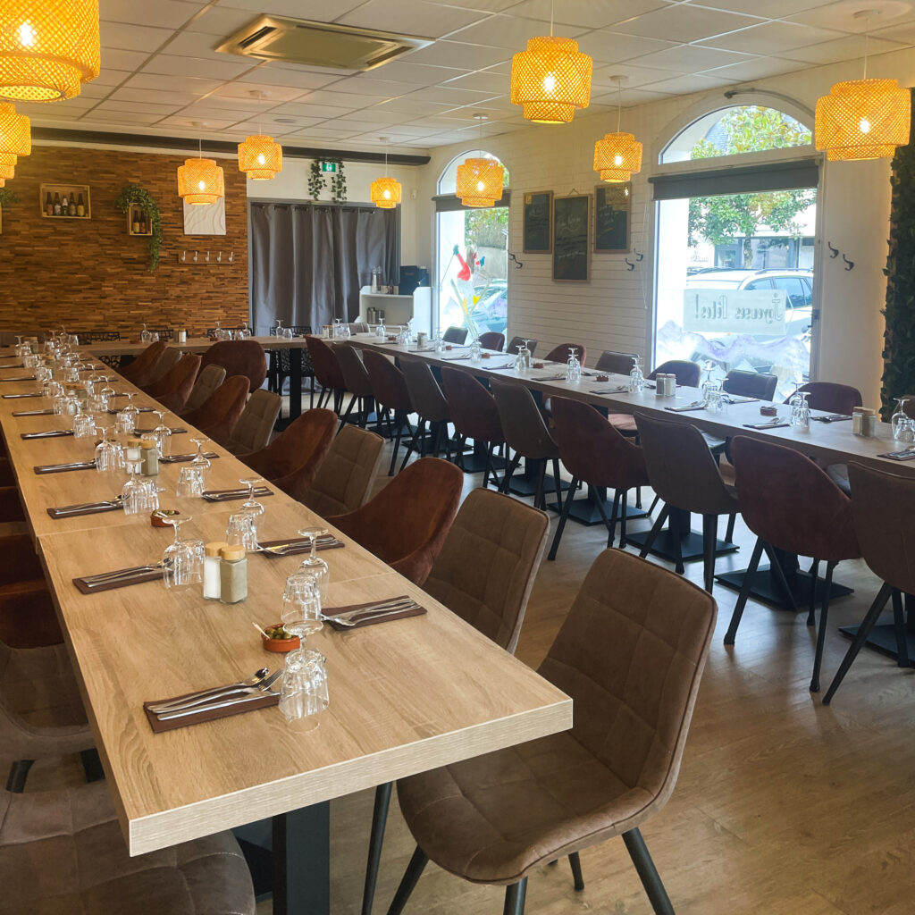 Table dressée pour un groupe de 50 personnes