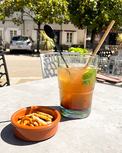 Un cocktail sur la terrasse du Rest'O Gourmand